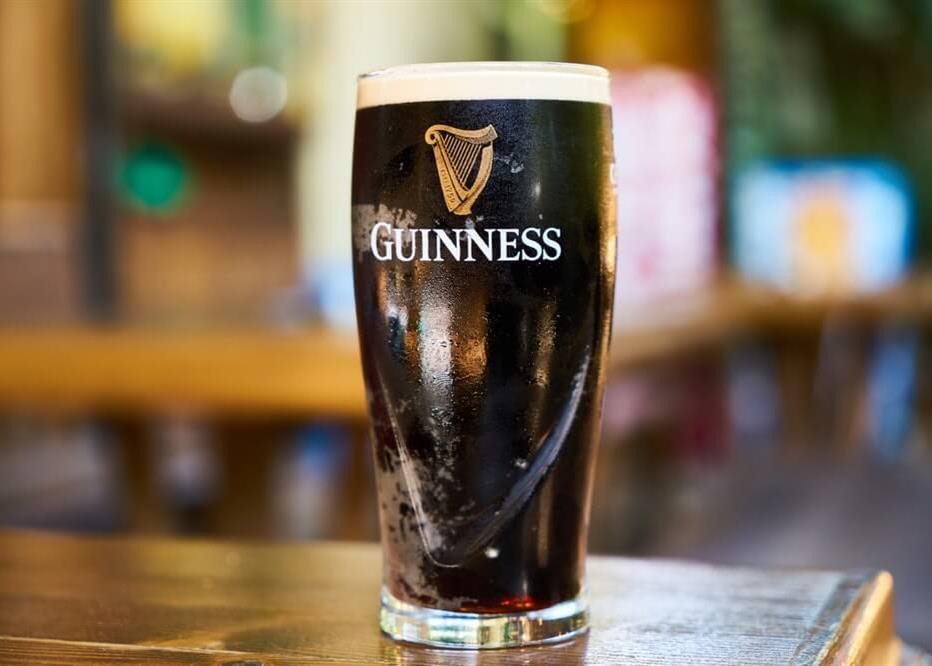 De geschiedenis en de symboliek van het Guinness-logo