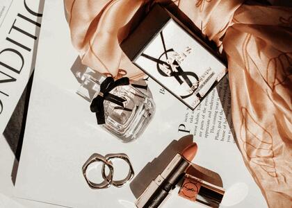 Die Entwicklung des Logos von Yves Saint Laurent